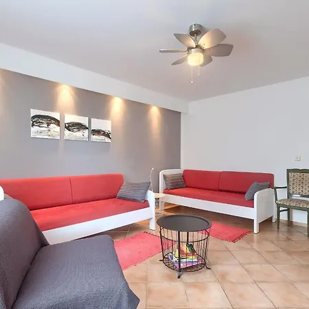 In Fazana Mit Gemeinsamem Pool Und Garten By Interhome Apartament