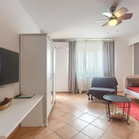 Apartament In Fazana Mit Gemeinsamem Pool Und Garten By Interhome Valbandon