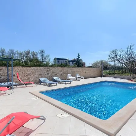 In Fazana Mit Gemeinsamem Pool Und Garten By Interhome Appartamento *