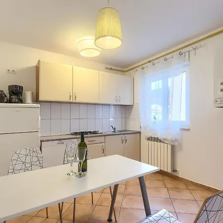 In Fazana Mit Gemeinsamem Pool Und Garten By Interhome Valbandon